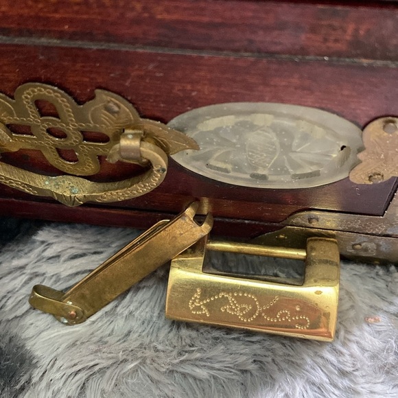 Vtg Oriental Wooden Jewelry Box Ornate Brass Carved Jade Inlaid w/ lock and key - Picture 12 of 16